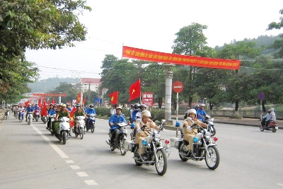 Nhiều địa phương ra quân hưởng ứng Tháng An toàn giao thông năm 2011
